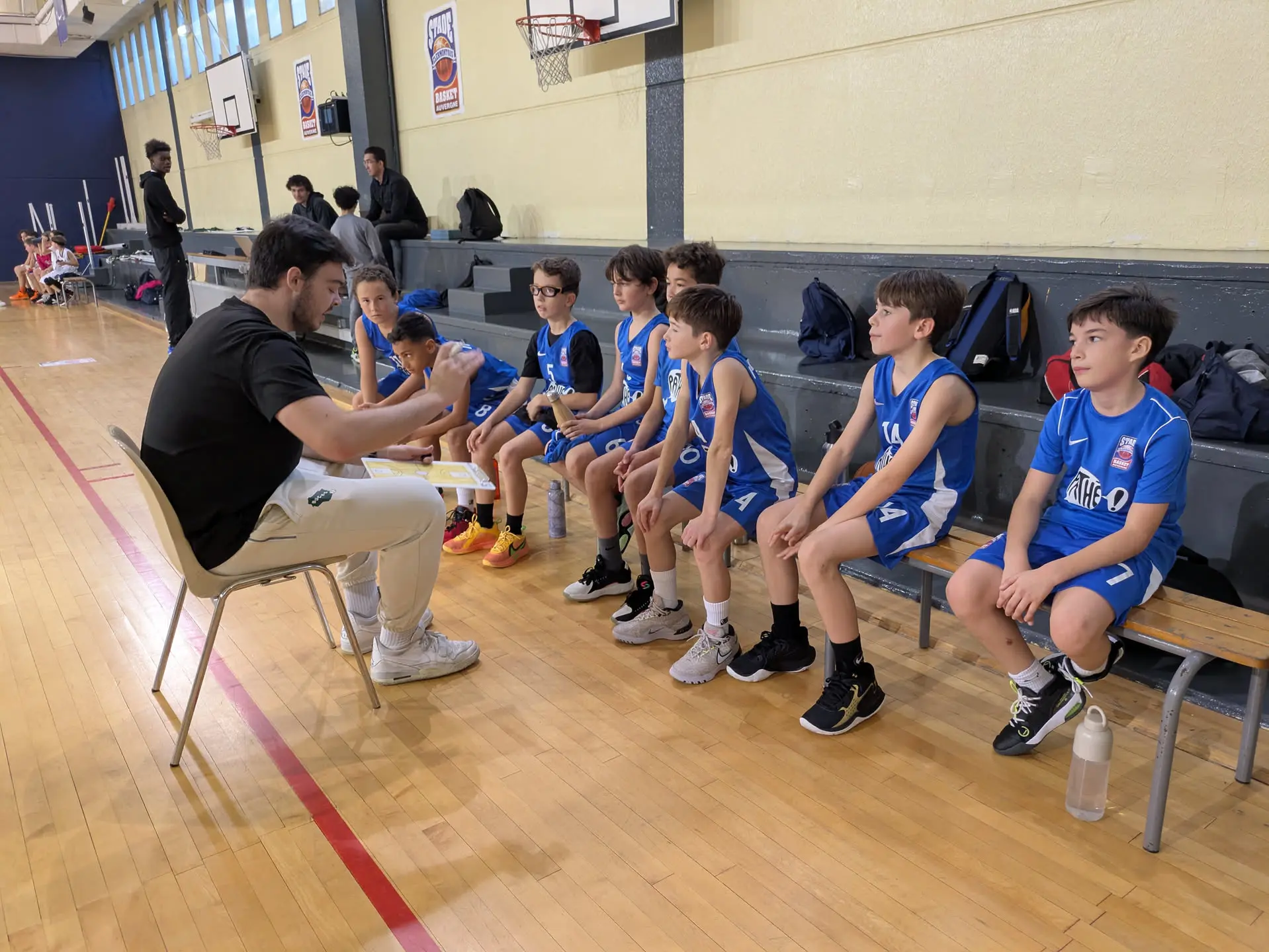 Les joueurs du SCBA à l'écoute du coach