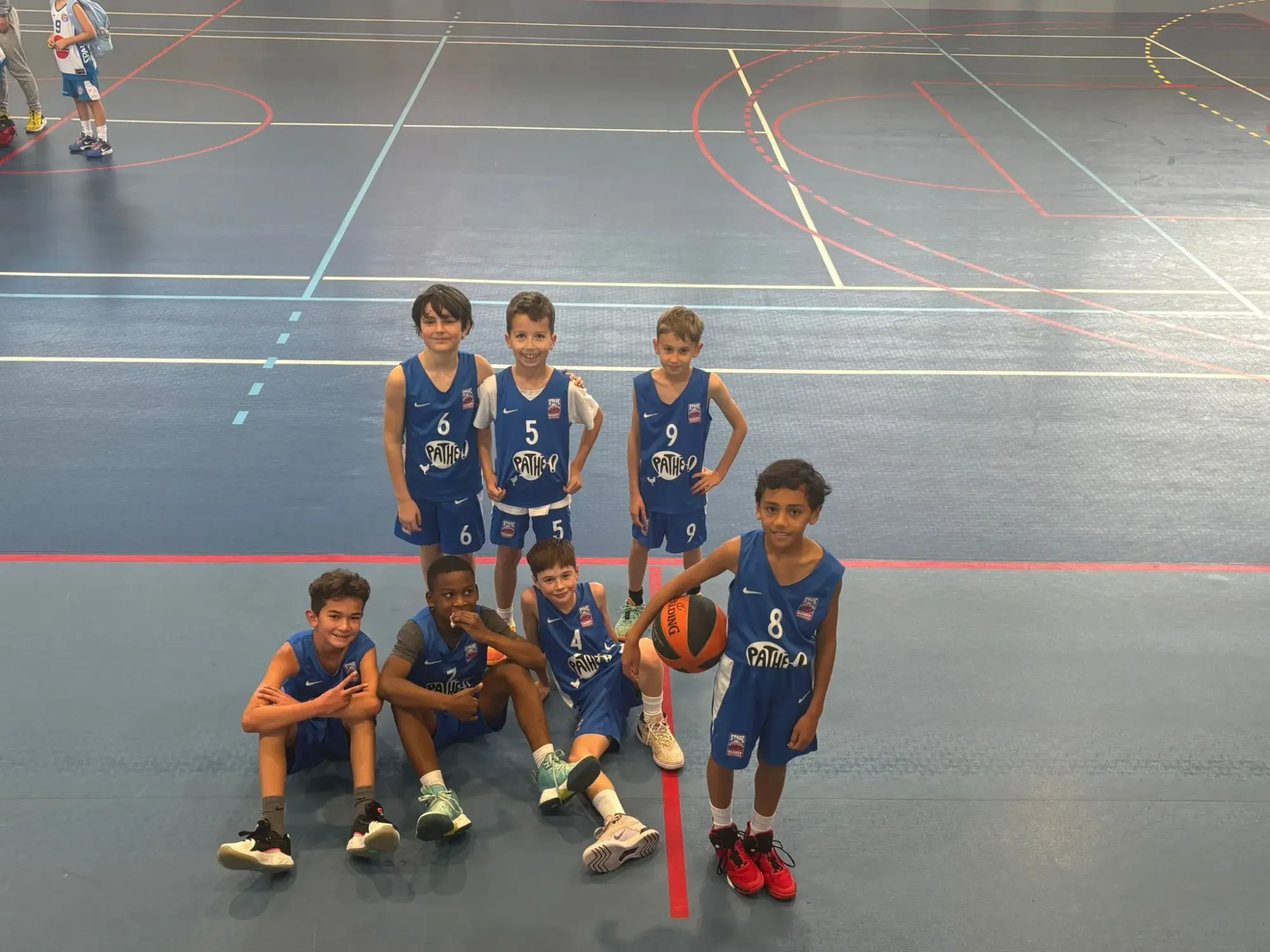 Pose photo pour le groupe U11M du Stade Clermontois 1 après la victoire à Lempdes
