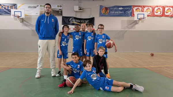 Équipe de basket SCBA U11M et son coach avant un match.