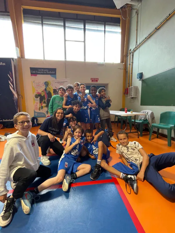 Photo de joie de l'équipe de basketball du Stade Clermontois U11M, célébrant sa qualification pour la finale après un match décisif.