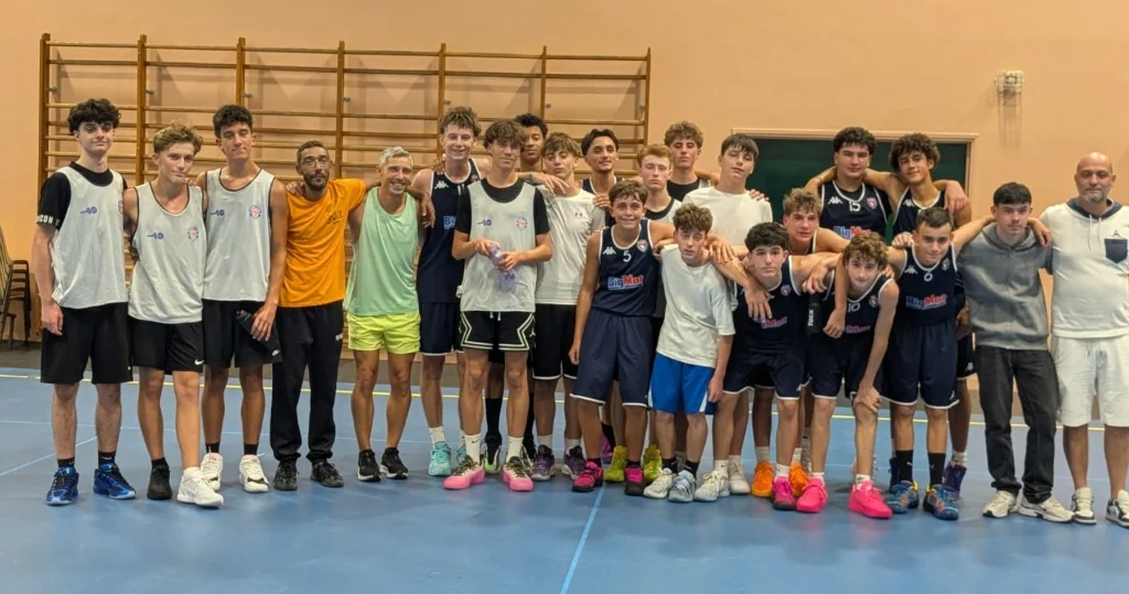 Photo d'équipe au buzzer des U18M de Gerzat Basket fêtant la victoire 70-77 contre le BC Lempdes au complexe sportif de Lempdes