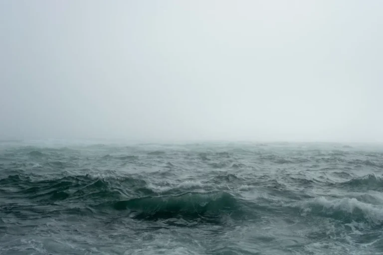 Illustration mer agitée et tempête symbolisant la frustration au Stade Clermontois U13M2