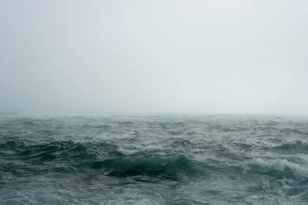 Illustration mer agitée et tempête symbolisant la frustration au Stade Clermontois U13M2
