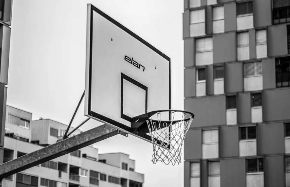 Panier de streetball extérieur et panneau de basket - Le manifeste HOOPS63
